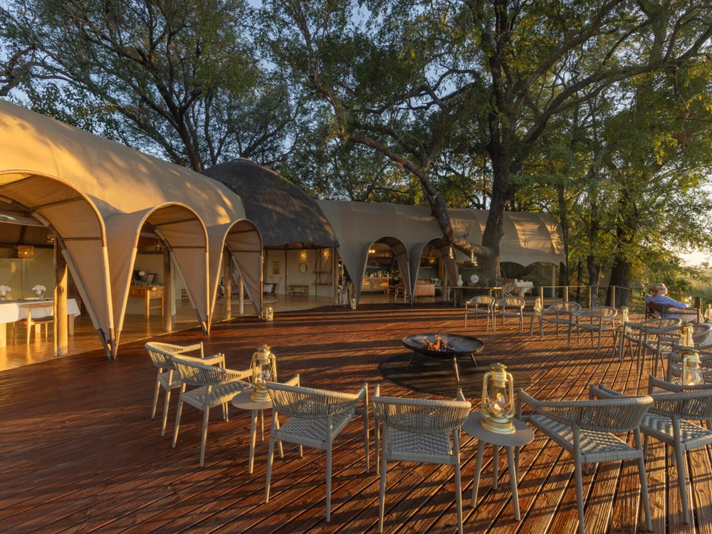 Okuti Camp KHWAI Botswana Hochzeitsreise online Reisebüro webook.ch